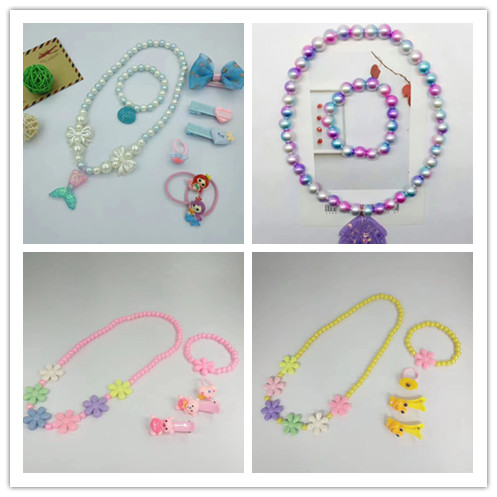 Stone Beaded Necklace with Pendant 